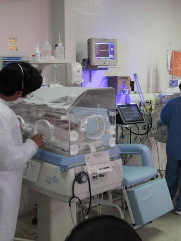 duas enfermeiras atuando em maternidade #paratodosverem