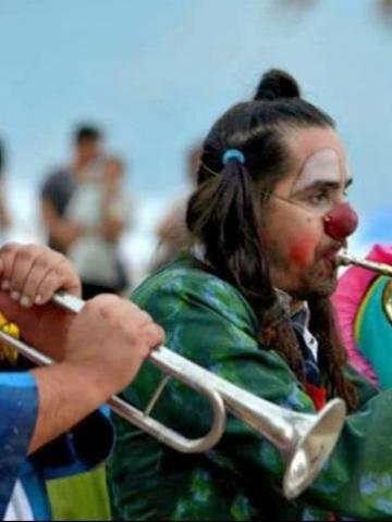 palhaços tocando trombone #paratodosverem 