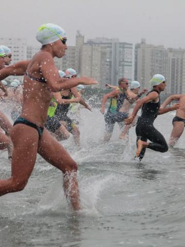 atletas de natação entrando no mar #paratodosverem