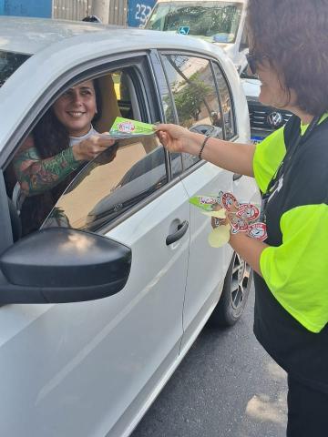 motorista recebe panfleto #paratodosverem