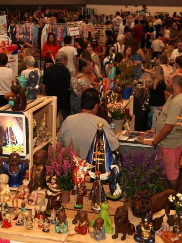 pessoas comprando na feira #paratodosverem