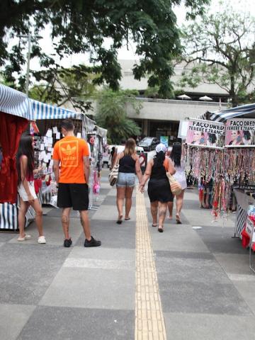 pessoas na Feirarte aparecida #paratodosverem