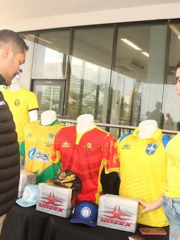 homens olham camisas a venda #paratodosverem