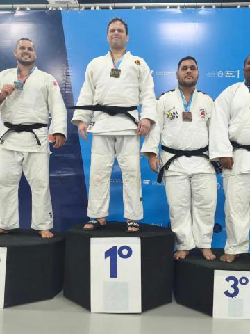 Pódio do judô paralímpico, com Felipe campeão. #Paratodosverem