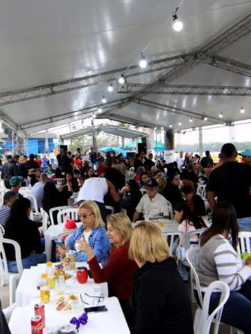 pessoas participando da festa #paratodosverem