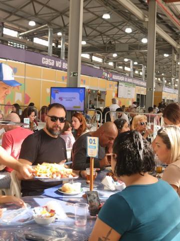 pessoas comendo na festa #paratodosverem