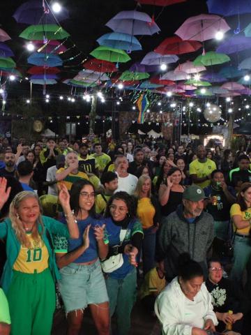 Torcida vendo o jogo na Quermesse. #Paratodosverem