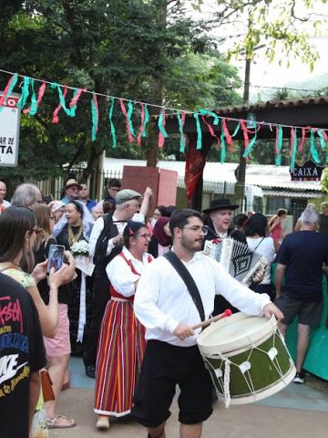 pessoas participando da festa #paratodosverem