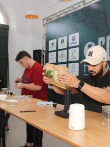 baristas preparando café #paratodosverem 