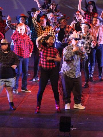 alunos dançando no palco #paratodosverem