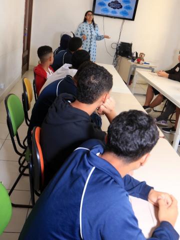 alunos assistem aula em auditório. #paratodosverem