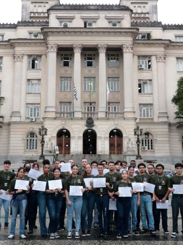 jovens uniformizados posam diante da prefeitura. #paratodosverem