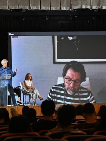 pessoas assistindo ao fórum #paratodosverem 