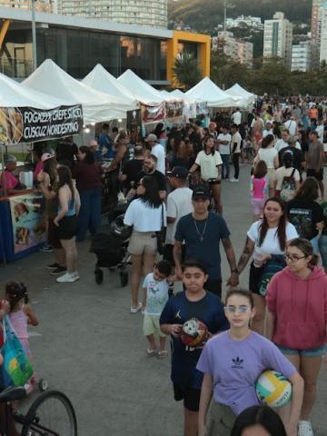 #paratodosverem pessoas andando entre barracas em evento