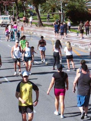 #paratodosverem pessoas andando em avenida
