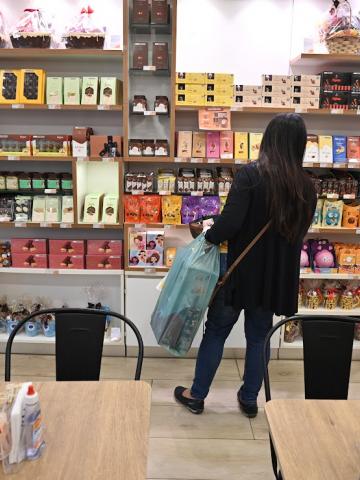 mulher olha chocolates#paratodosverem