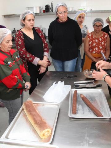 mulheres observam professora em curso #paratodosverem 