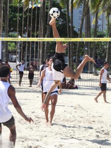 Jogadores de futevôlei na praia. #Paratodosverem