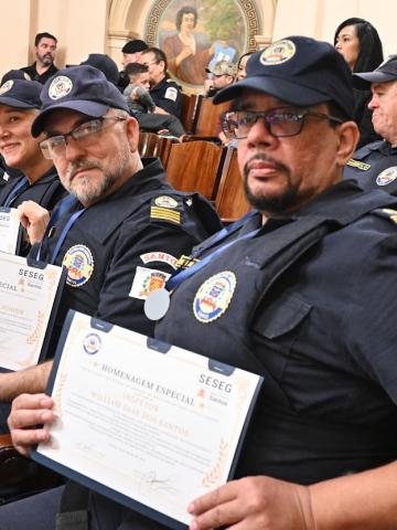 guardas mostram certificados #paratodosverem