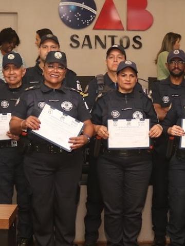 guardas mostram certificados #paratodosverem