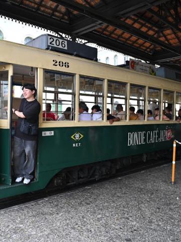 o bonde com passageiros na estação do valongo. paratodosverem