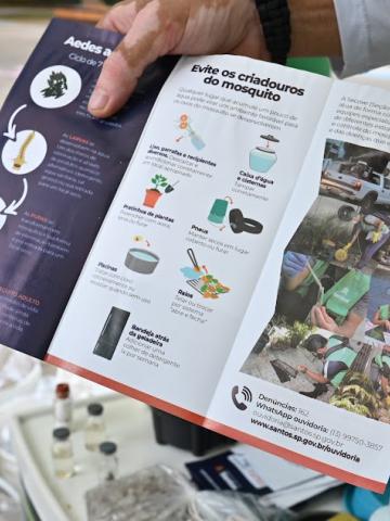 mão segura folheto educativo sobre aedes. #paratodosverem 