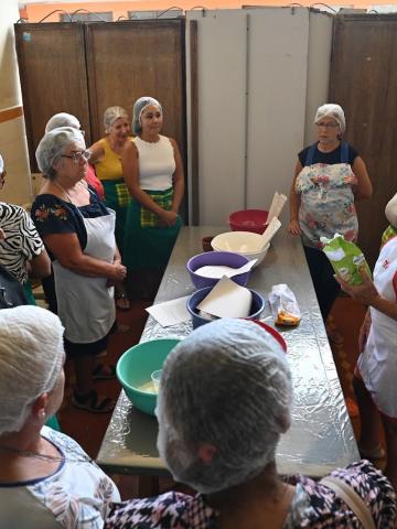 Alunas no curso de padaria artesanal. #Paratodosverem