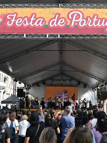 Primeiro dia da Festa de Portugal atrai multidão para a Região Central de Santos