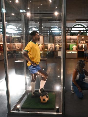 Estátua de Pelé no Museu Pelé. #Paratodosverem