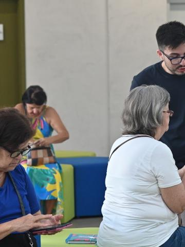 rapaz ensina idosos a usar celular #paratodosverem 