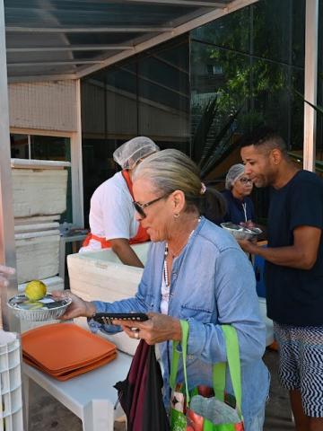 idosa pegando comida #paratodosverem
