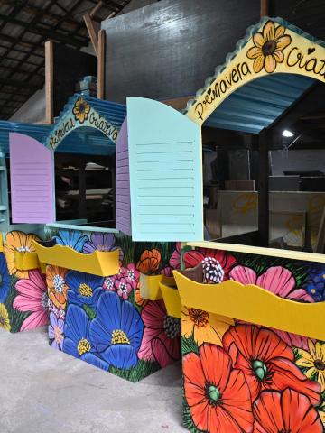 casinhas de madeira coloridas. #paratodosverem 