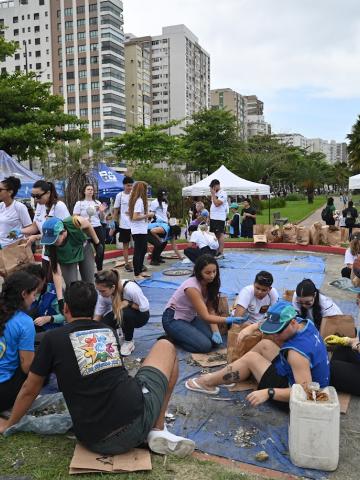 Dia Mundial da Limpeza em Santos. #paratodosverem