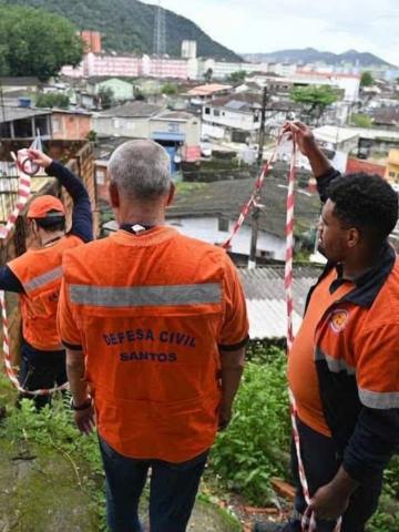 Defesa Civil amplia vistorias nos morros de Santos após recorde de chuvas