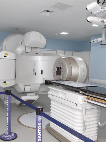 equipamento de radioterapia em sala blindada. #paratodosverem