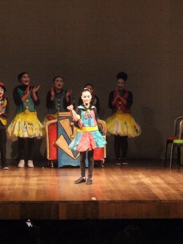 estudantes fazem apresentação teatral em palco. #paratodosverem