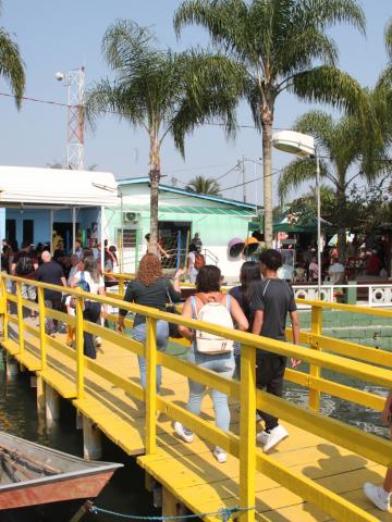 pessoas acessam a ilha por ponte. #paratodosverem