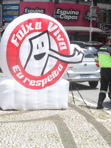 agentes da cet junto à inflável distribuem folhetos. #paratodos