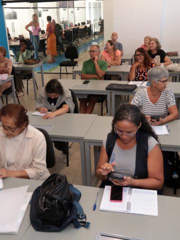 idosos fazendo aula #paratodosverem 