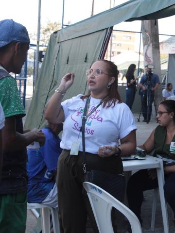 mulher atende homem em mutirão #paratodosverem