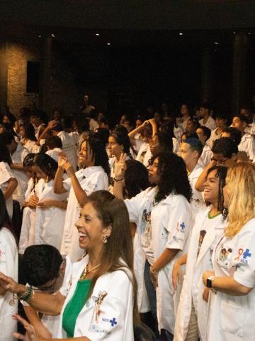alunos do programa de jaleco no auditório #paratodosverem 
