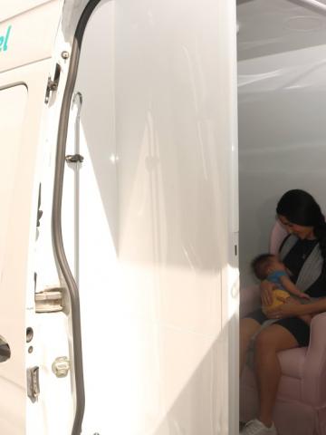 Mulher amamenta bebê dentro da van. #pratodosverem