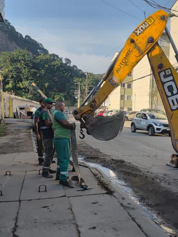 operários e máquina atuando na limpeza #paratodosverem 