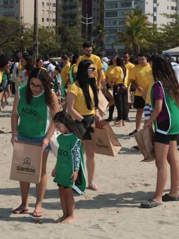 pessoas limpando a praia #paratodosverem