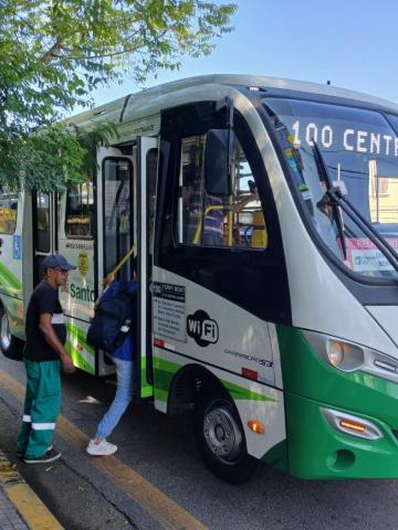 pessoas subindo no ônibus #paratodosverem