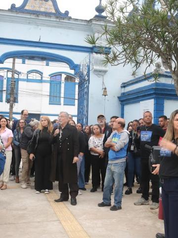pessoas entrando no cemitério #paratodosverem