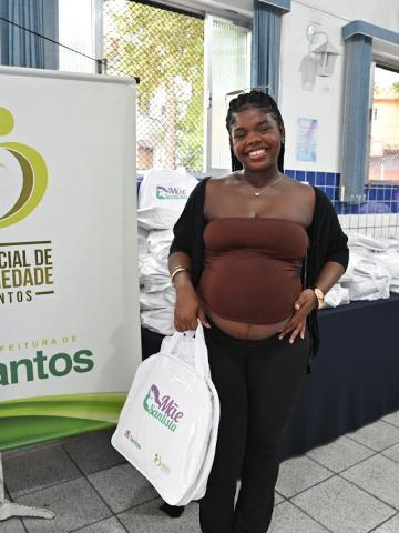 mãe poa ao lado de kits #paratodosverem