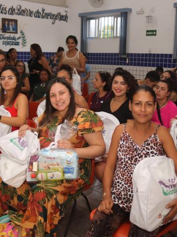 mãe mostram kits recebidos pela mãe santista #paratodosverem