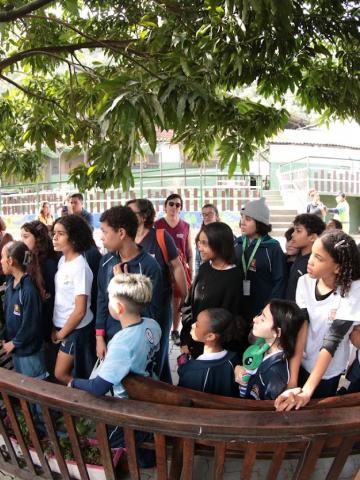 crianças conhecendo a ecofabrica #paratodosverem