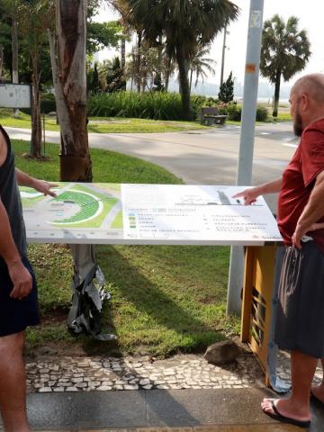 pessoas olhando os novos mapas #paratodosverem 